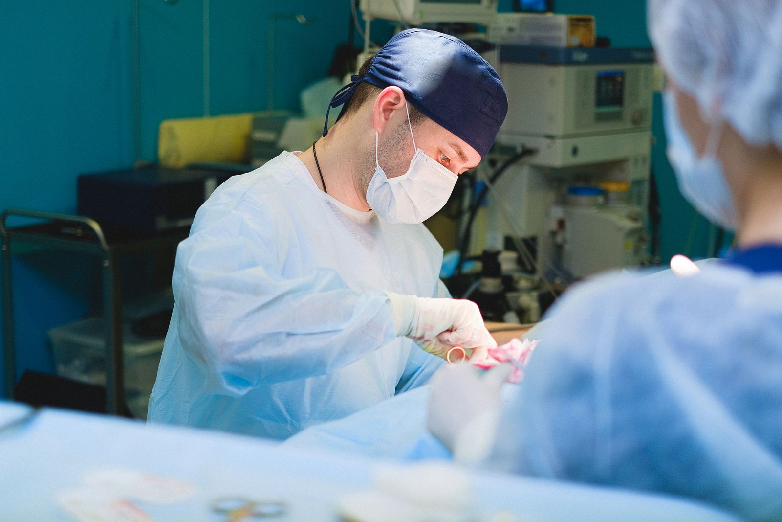 Uma cirurgia em andamento, iluminação estável.